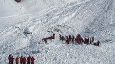 Alpy drtí hromady sněhu: Evakuace turistů, zavřené areály, laviny