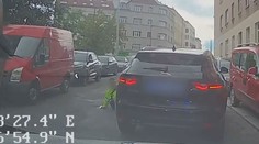 Agresor v jaguáru přejel pražského strážníka. Řval: Vstávej, ty simulante!