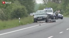 Měnili kolo u vozu, SMETL je kamion! Jeden muž zemřel