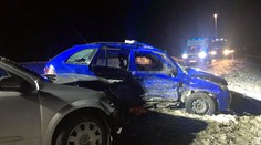 Pasažér nepřežil srážku čtyř aut, tělo museli z vraku vystříhat hasiči