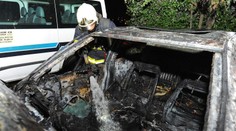 Na parkovišti v Praze v noci hořelo, oheň poničil čtyři auta