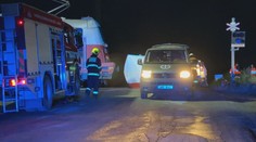 Ve středních Čechách zemřely dvě řidičky. Pod vlakem a náklaďákem