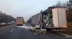 Dálnici D5 ve směru na Plzeň uzavřela nehoda kamionů. Tvořily se kolony