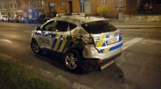 Tomu se říká SMŮLA! Řidič dodávky v noci naboural do policejního vozu!