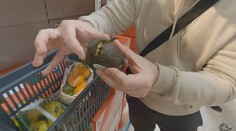 Kontrola obchodů s potravinami v Mělníku: Z párků tekla neznámá tekutina