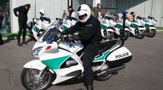 Řidič mercedesu zkopal v Praze policistu na motorce