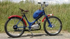 Motorkář (†69) nepřežil vážnou nehodu při závodech mopedů