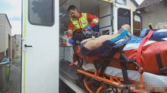 Muže zasáhl proud a nedýchal. Za jeho záchranu dostanou policisté pochvalu
