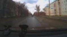 Sebevrah si lehl před jedoucí auto, řidič ho zmlátil!