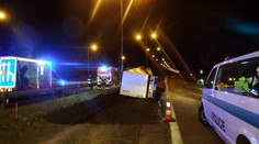 Kamioňák věřil navigaci a spadl do jámy na uzavřené cestě