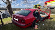 Vážná nehoda na Karvinsku: Žena skončila mimo auto, je v kritickém stavu