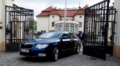 Vláda bez důvěry si vesele utrácí! Kupuje auta za miliony i saxofony
