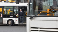 Krůček od tragédie: Autobus tlačil druhý z cesty, bylo v něm 36 dětí!
