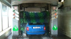 Žena v myčce na Kladně nezabrzdila auto, to pak přejelo obsluhu