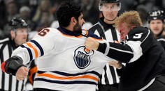 Krvavá bitka v NHL: Khaira nasekal Folinovi. Ten pak šel na šití! VIDEO