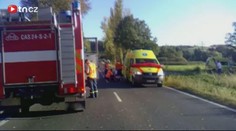 Motorkář předjížděl odbočující auto! Skončil v nemocnici