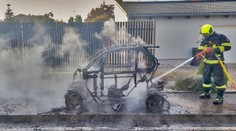 Ve Zruči vzplálo elektrovozidlo. Zbyla z něj jen kostra