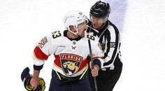 Šílený kousek Marchanda, soupeři roztrhal helmu. Hertl zapsal dva body