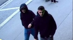 Napadený muž musel s pořezaným okem na operaci. Policie hledá dvojici z videa