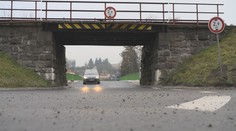 Firma zpackala opravu silnice, kvůli vysokému asfaltu neprojedou autobusy