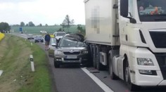 Kamion nedobrzdil a natlačil auto na další kamion: Jedna mrtvá