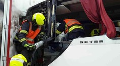 Autobus se na dálnici srazil s popeláři. 1 mrtvý, 30 zraněných