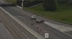 Nerespektoval vůbec nic. Řidič BMW na D1 driftem kácel značení, pak prorazil svodidla