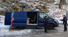 Tajná policejní základna na kolech. Jaký je úkol speciálních dodávek?