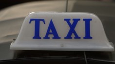Taxikář jel po D11 v protisměru, srazil se s kamionem
