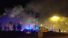 Obří požár ubytovny: Zásah v maskách, uzavřená silnice, pátrání po mrtvých