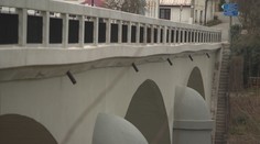 Zvlněná vozovka na stoletém mostě budí rozpaky. Odvádí to vodu, tvrdí úřad