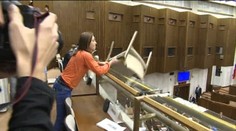 Žena se s tím nemazala, po poslancích házela židlemi! VIDEO