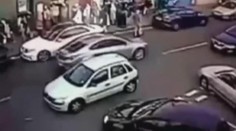 ZÁZRAK! Ženu srazila dvě auta naráz a jí se nic nestalo!