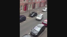 Tohle VIDEO musíte vidět! Zoufalá žena parkovala půl hodiny