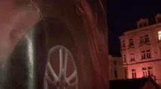 VIDEO: Ze sochy Jana Husa zmizelo lešení s reklamou