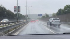 Vytrvalé deště opět připomněly nešvar českých silnic: Řidiči neumí správně svítit