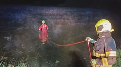 Drama na Chrudimsku. Řidič sjel do rybníka, auto tam nechal a ke břehu doplaval