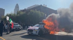 Los Angeles už třetí den otřásají protesty. Tisíce lidí zablokovaly dálnice