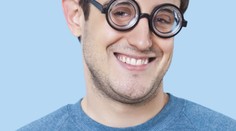 INZERÁT: Zbav mého syna panictví, zaplatím! Matka chce zachránit synův sexuální život!