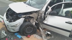 Srážka dvou aut uzavřela silnici na Děčínsku. Zranilo se pět lidí včetně dítěte