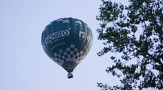 Pár se zasnoubil v létajícím balónu, ten se hned poté zřítil