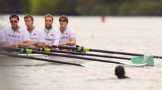 Slavný závod veslic Oxford - Cambridge přerušil plavec. Loď ho skoro smetla! VIDEO