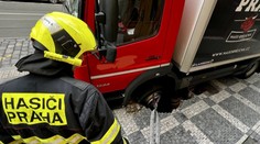 V Praze se propadl náklaďák do chodníku. Z metrové díry ho vyprostil jeřáb