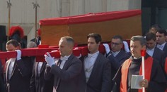 Papežovo tělo převezli do baziliky. Věřící teď mají možnost se s ním rozloučit