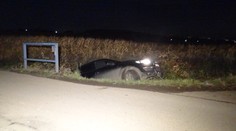 Řidič spadl s audinou do příkopu, dýchnout policistům odmítl