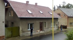 Matka zakopala holčičku do hnoje. Dítě žilo