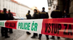 Kriminalisté vyšetřují náhlou smrt maturanta před školou. Nařídili pitvu