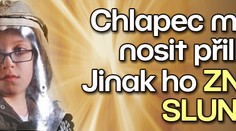Chlapec musí nosit přilbu. Jinak ho zničí slunce