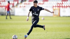 Syn Davida Beckhama přestupuje do Anglie. Chce být blíže své přítelkyni