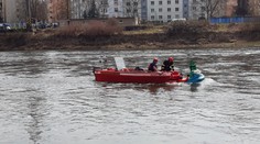 Dramatická záchrana paraglidisty v Děčíně. S padákem přistál v Labi